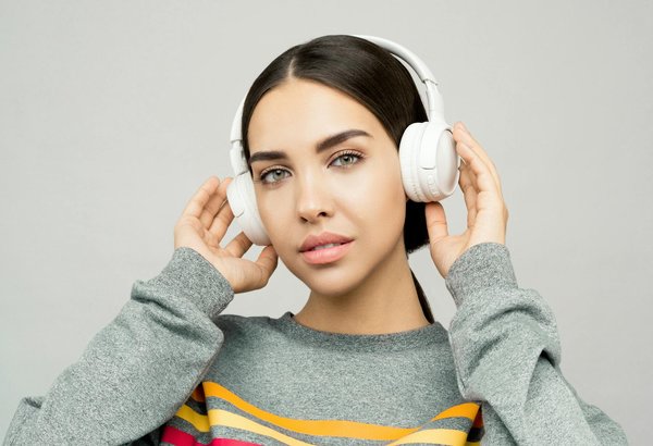 How Can You Transform a Small UK Living Space into a Cozy Retreat?